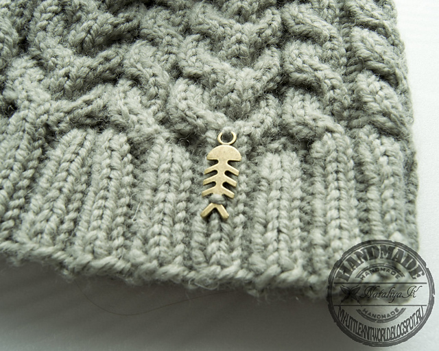 Hat with cables and fur pompom