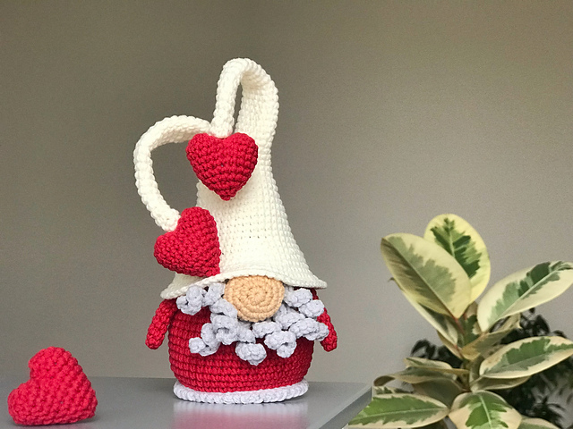 Valentine Gnome with Hearts