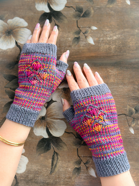 Flowered Diamond Mitten