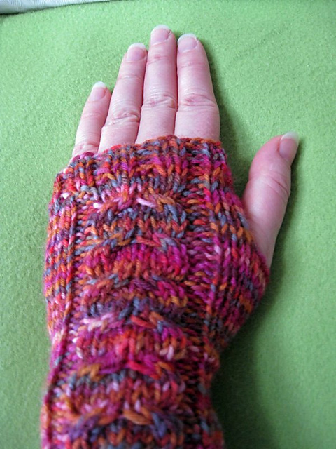 25 Ärmelstulpen mit Zopf / Arm Warmers with Cable