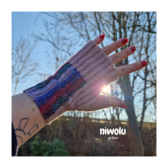 Colour block wrist warmers