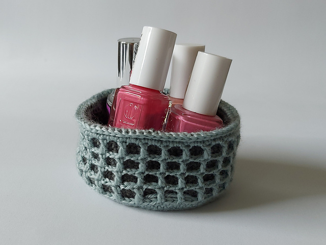 Square-web double-layered basket