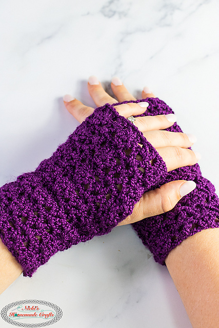 Ravelry: Enchanted Fingerless Gloves pattern by Nicole Riley