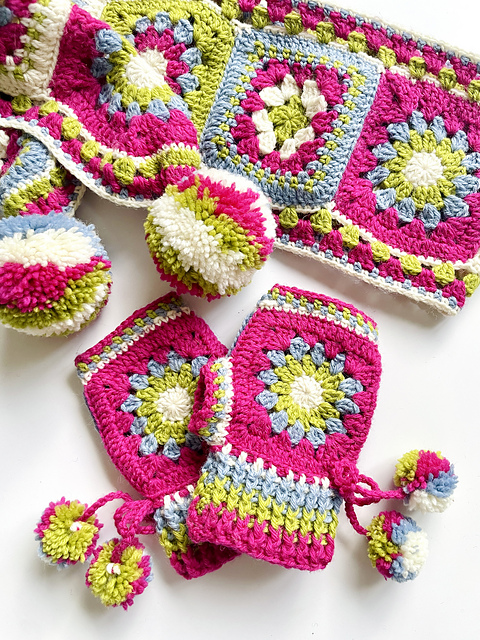 Winter Wishes Scarf & Mitts