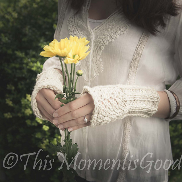 Victoria Reading Mitts