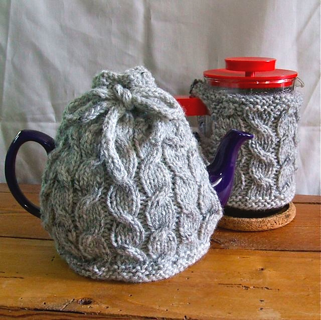 ravelry-cabled-cafeti-re-tea-cosy-pattern-by-ruth-churchman