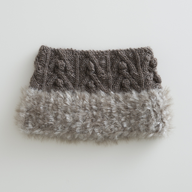 ７．Fur-trimmed neck warmer