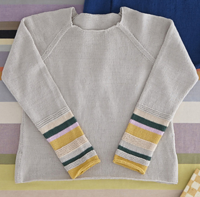 A pullover with raglan sleeves in gray colors