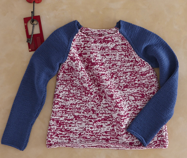 A pullover with raglan sleeves in blue,red