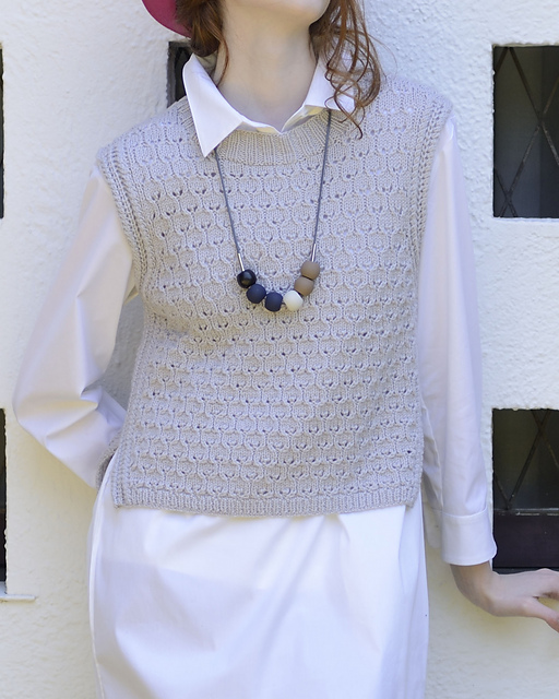 #22 Eyelet Vest（うろこ編みのベスト)