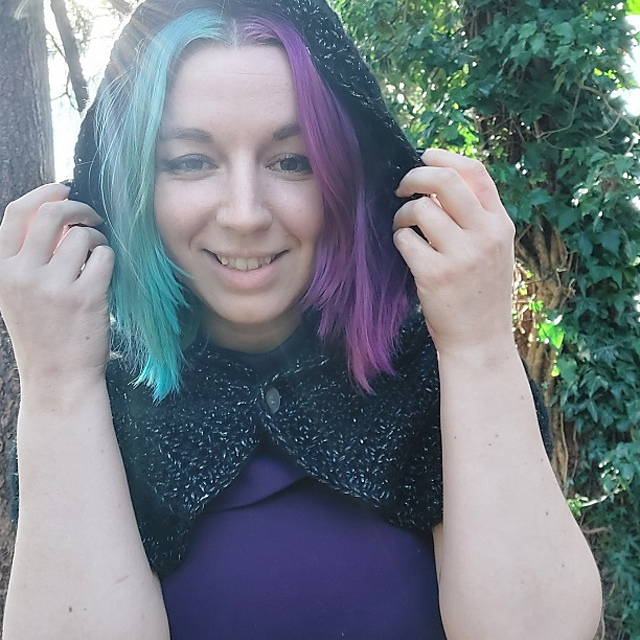 Side Quest Capelet