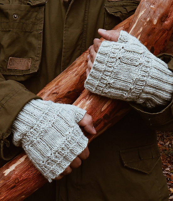 Ravelry: Kivikko fingerless gloves pattern by NinniJ.design
