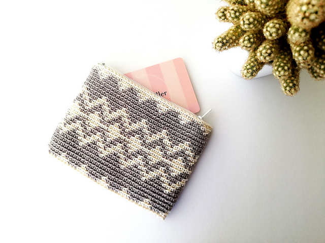 Zigzag diamond zipper pouch