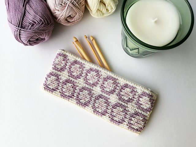 Circles zipper pouch