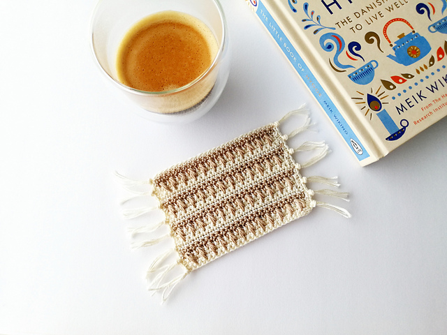 Reversible mug rug