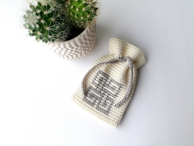 Bag with a Celtic knot