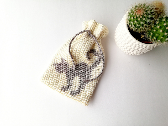 Drawstring bag with a cat