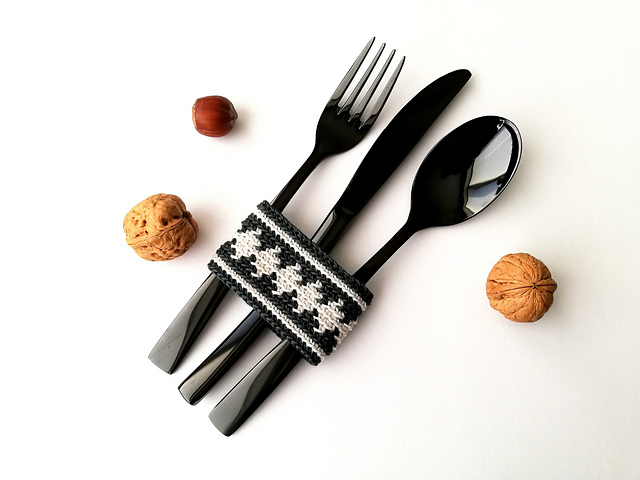 Cutlery holder with diamonds