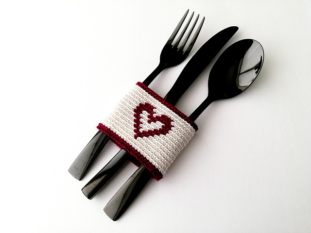Cutlery holder with heart