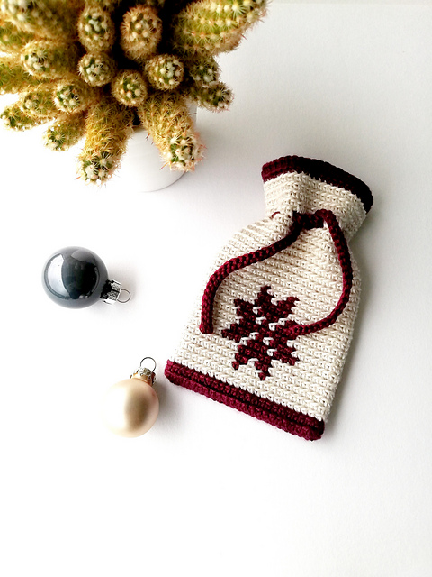 Bag with Christmas flower