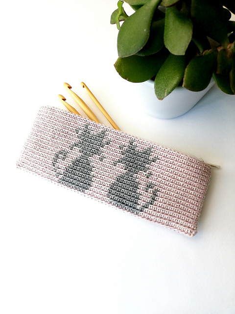 Zipper pouch with cats