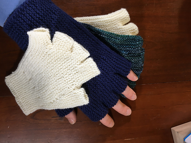 Fingerless Gloves Flat in 3D