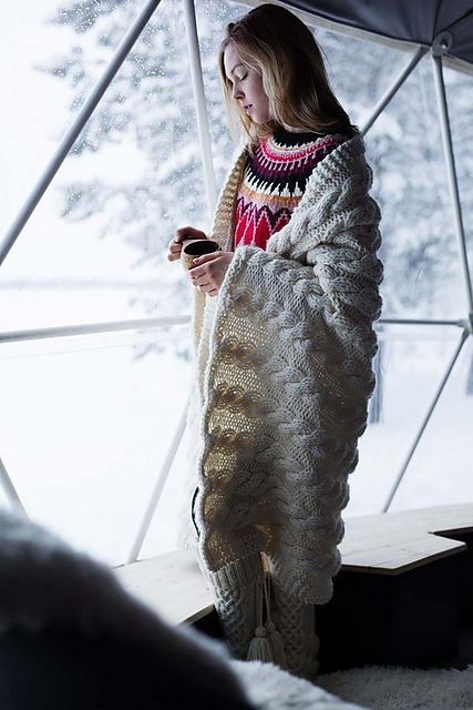 Blanket with cables