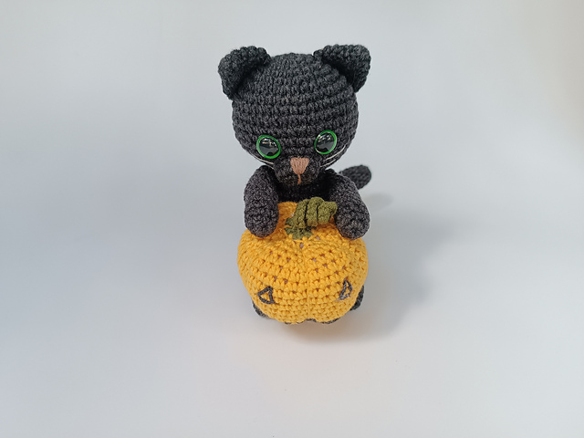 Halloween Cat with Pumpkin