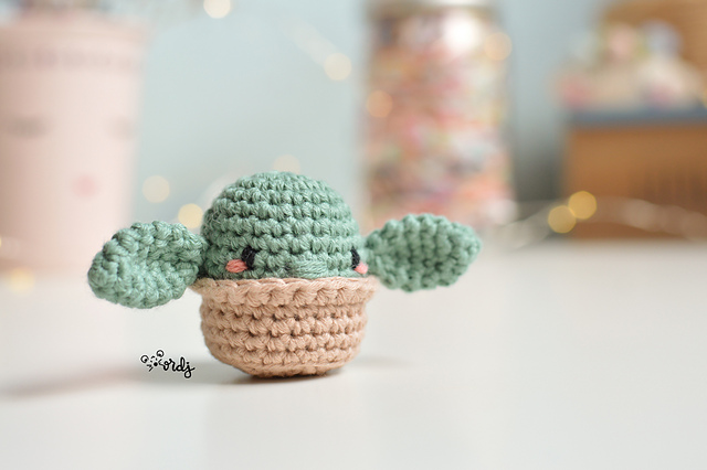 Mini Baby Yoda amigurumi