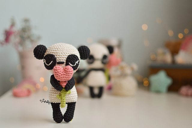 Panda amoroso amigurumi