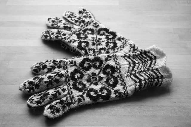 17. Damevante med vrangbord eller blondekant / Woman's glove