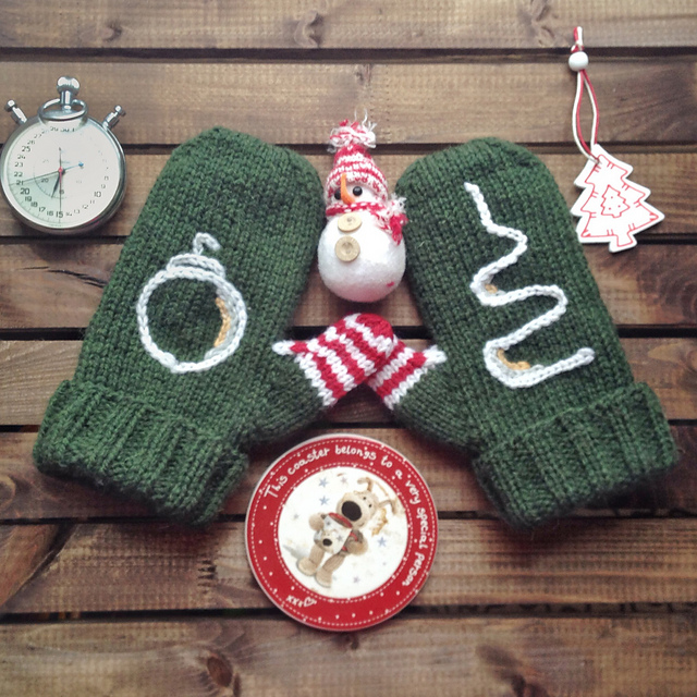 Green Christmas Mittens