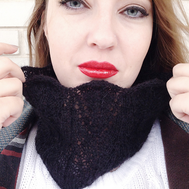 Asenyi Lace Cowl