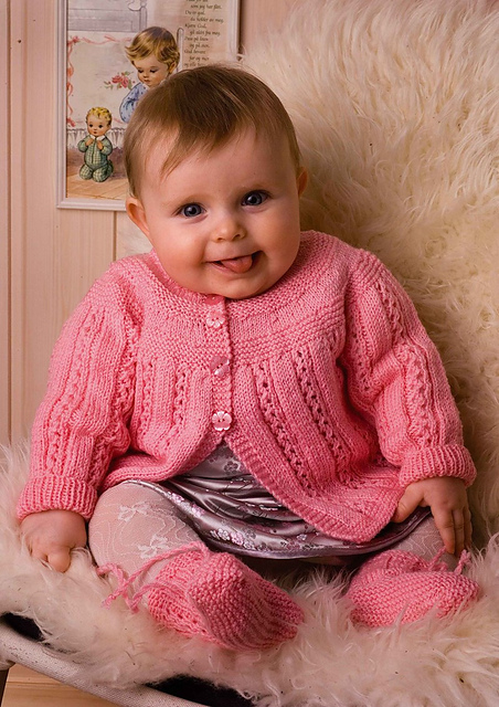 0701-3 Jakke, Cardigan, Hat and Booties