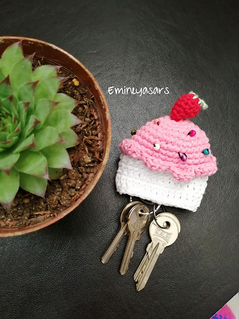 Amigurumi Çilekli Cupcake Anahtarlık Yapımı