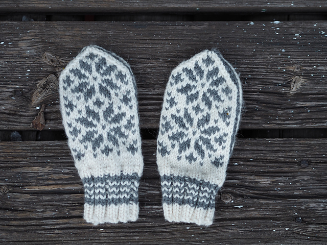 Snowrose mittens