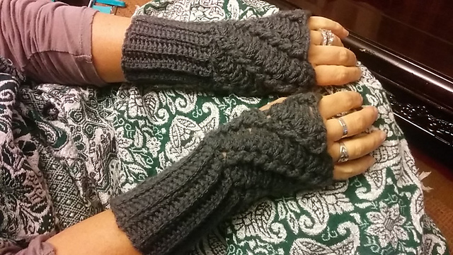 Twist Fingerless Gloves