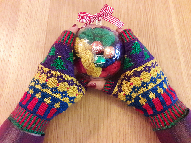Christmas Bauble Mitts