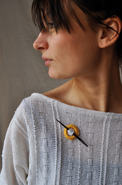Enkel, gul broche