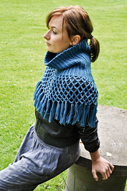 Miniponcho with tassels