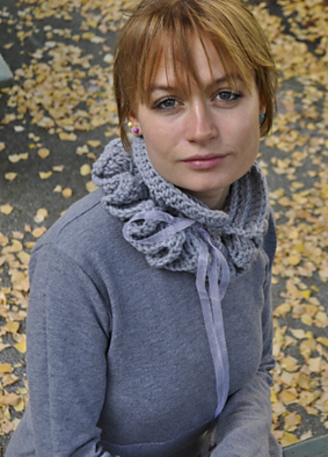 Ruffled neckpiece