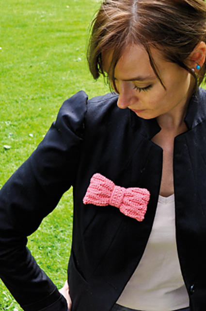 Bow in wavy pattern
