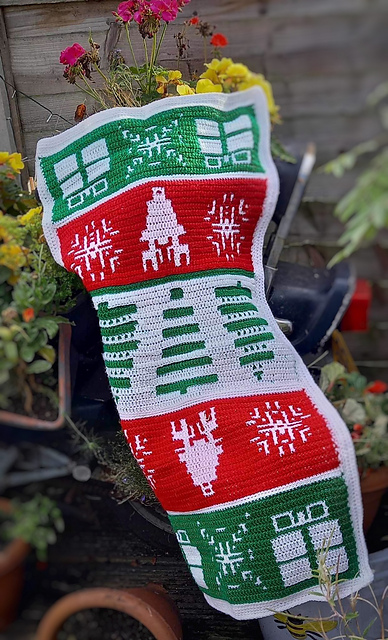 Christmas Cheer Table Runner