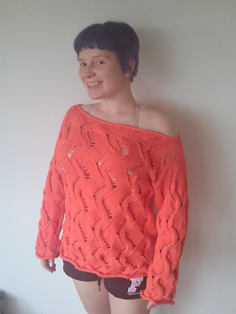 # 07 Longpulli mit U-Bootausschnitt und Wellenmuster