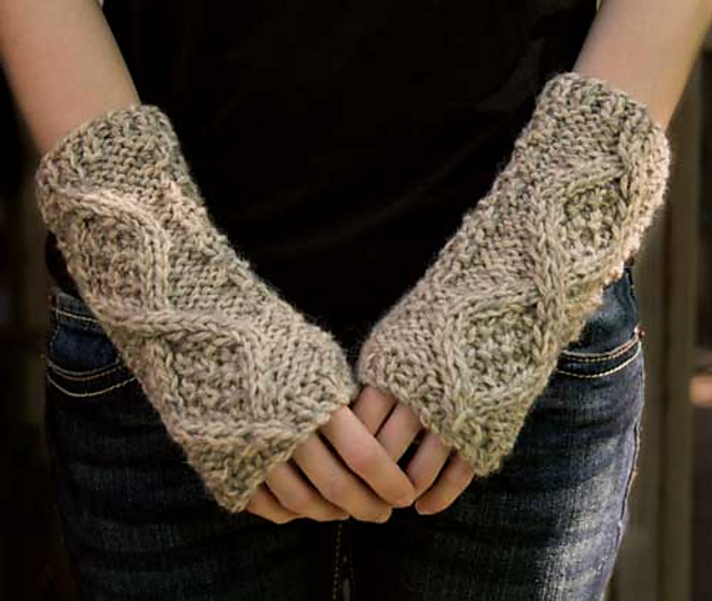 Cabled Wristwarmers