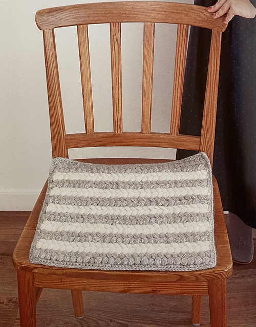 Ravelry P. Chair Cushion pattern by Yoko Hatta (風工房)