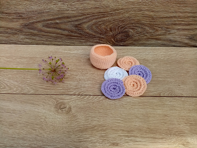 Reusable face pads with basket