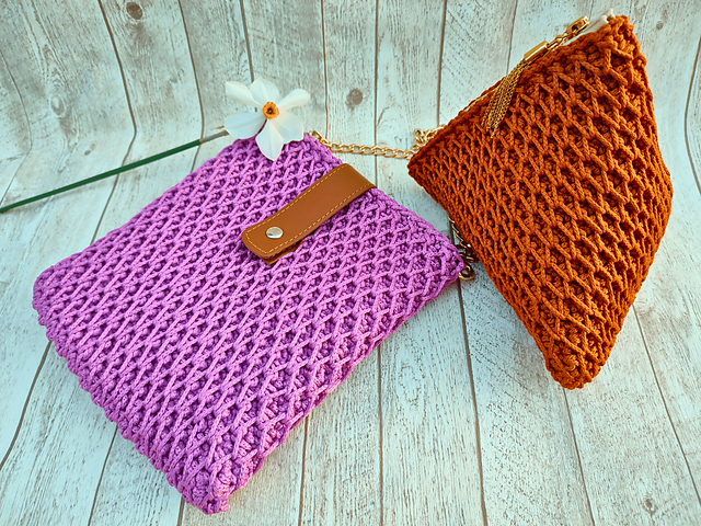 Textured triangle pouch