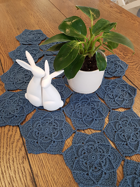 Springstar Table Runner