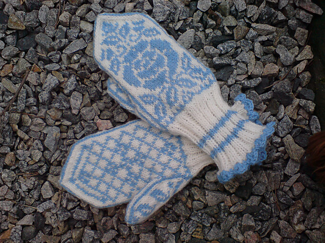 Dog Rose Mitten
